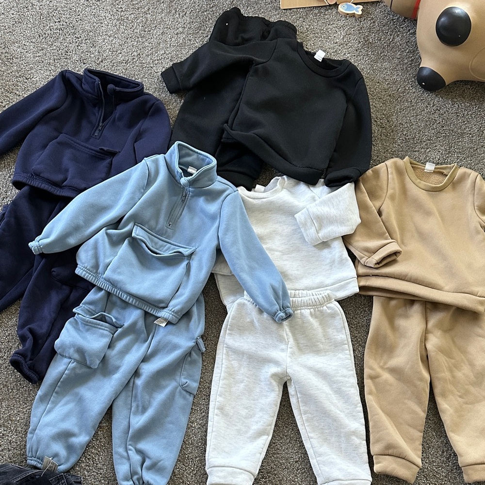 Five 2-3yr Sweat Sets New